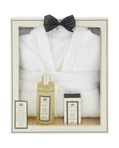 Style & Grace Signature Pamper Me Robe Gift Set 3 Pieces (This gift set includes:

1 x 300ml Body Wash
1 x 100g Bath Salts
1 x 1 Bath Robe)-P207615